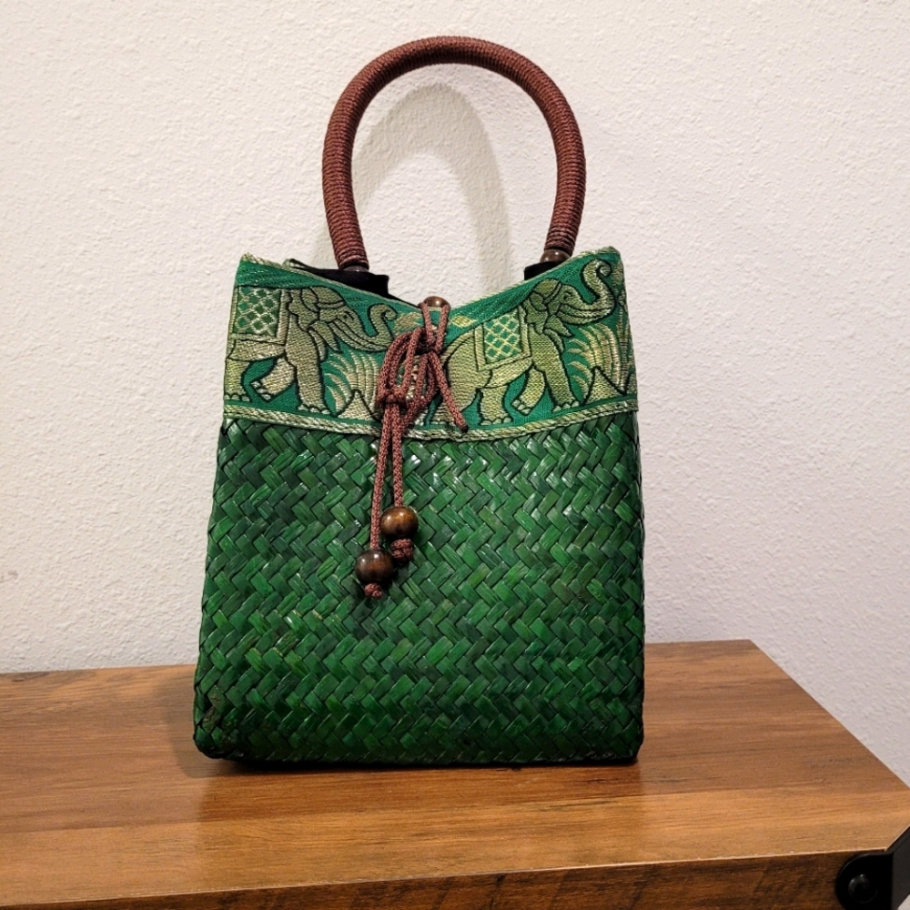 NWOT! Grn Bamboo South Asian Wicker Woven Handbag with Elephant Design W/ Clasp